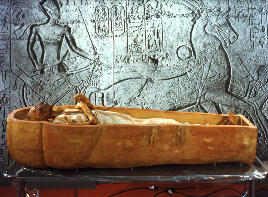 Momie de Ramsès II dans son sarcophage