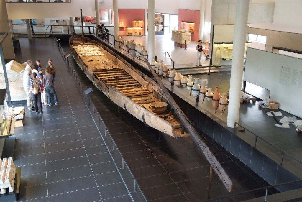 Le chaland Arles-Rhône 3 au musée Départemental d'Arles Antique